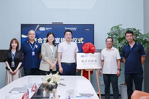 展坤总经理与宿淑雁总经理携手为联合实验室揭牌 展坤总经理与宿淑雁总经理携手为联合实验室揭牌